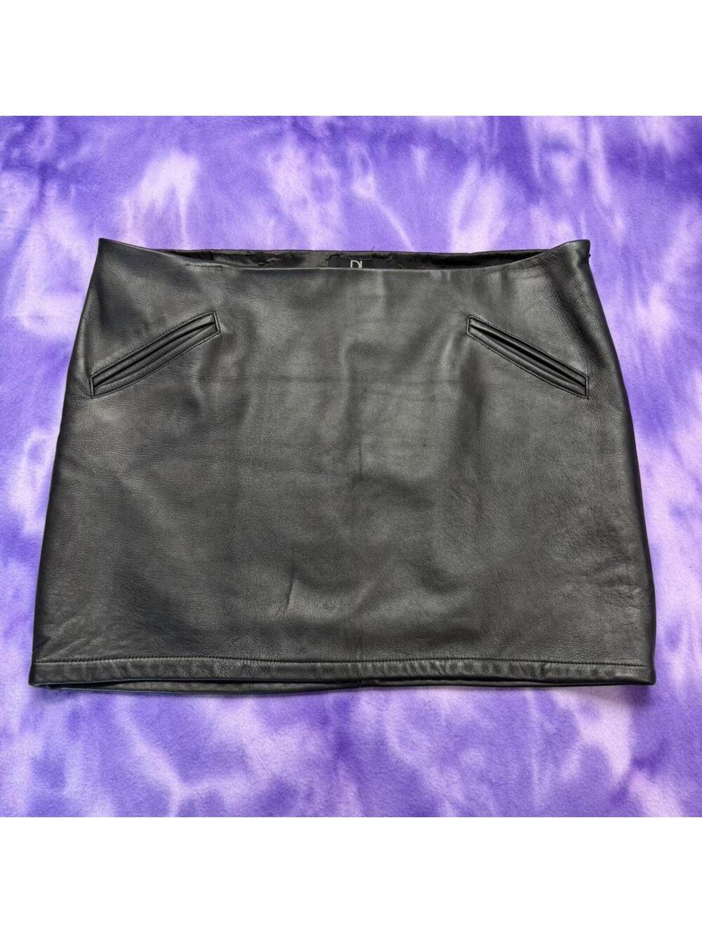 Black lambskin leather mini skirt with pockets